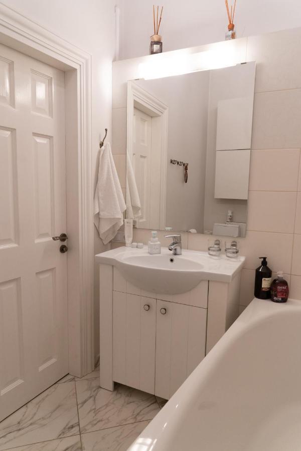 Elegant Apartment In Historical Centre & Free Locked Parking Riga Eksteriør bilde